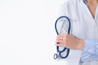 Beyaz arka planda steteskobu olan genç doktor, yakın plan.