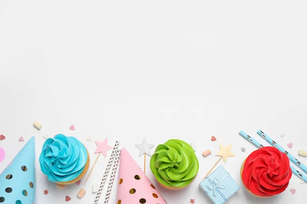 Composição Leigos Plana Com Cupcakes Aniversário Coloridos Fundo Branco Espaço — Fotografia de Stock