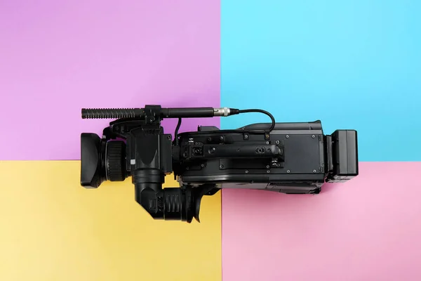 Moderne Videocamera Kleur Achtergrond Bovenaanzicht — Stockfoto