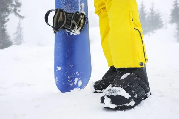 Junge Frau Mit Snowboard Wintersportkleidung Freien Nahaufnahme — Stockfoto