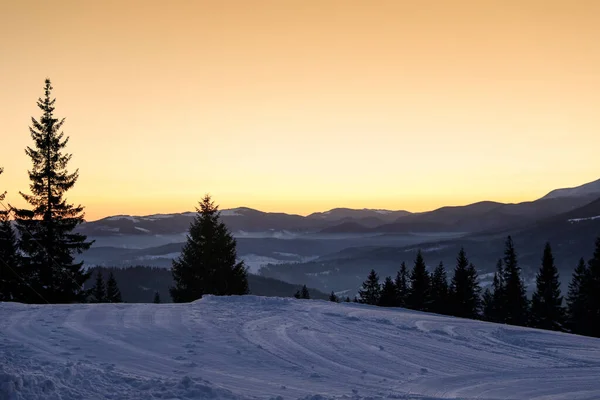 冬季有雪地森林的风景如画的山景 — 图库照片
