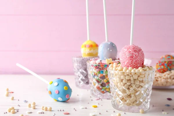 Eiförmige Cake Pops Zum Osterfest Auf Weißem Holztisch — Stockfoto