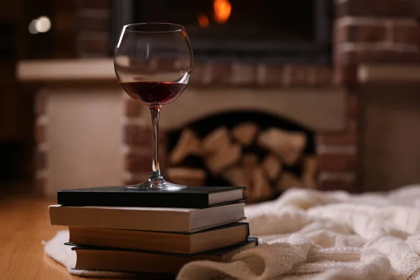 Glass Wine Books Fireplace Indoors Space Text — Stock Photo, Image