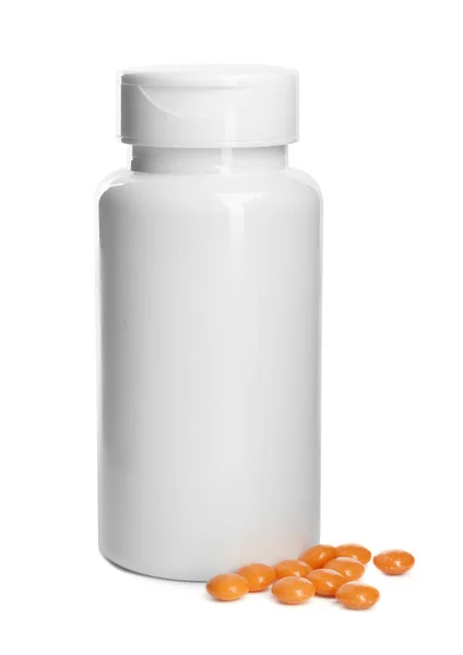 Beyaza Izole Edilmiş Vitamin Haplarıyla Dolu Şişe — Stok fotoğraf