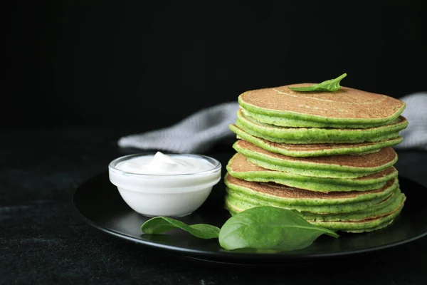 Smaklig Spenat Pannkakor Svart Bord Närbild — Stockfoto