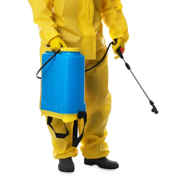 白い背景に殺虫剤噴霧器で保護服を着た男が閉じます 害虫駆除 — ストック写真