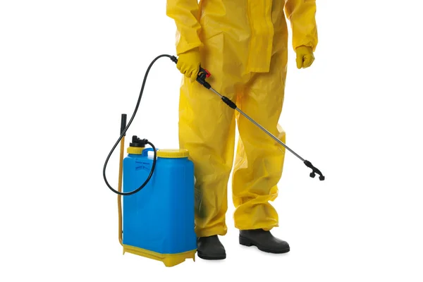 白い背景に殺虫剤噴霧器で保護服を着た男が閉じます 害虫駆除 — ストック写真