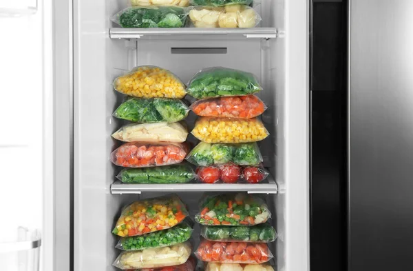 Buzdolabında Farklı Donmuş Sebzeler Olan Plastik Poşetler — Stok fotoğraf
