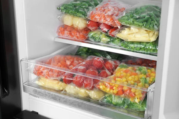 Bolsas Plástico Con Diferentes Verduras Congeladas Nevera —  Fotos de Stock