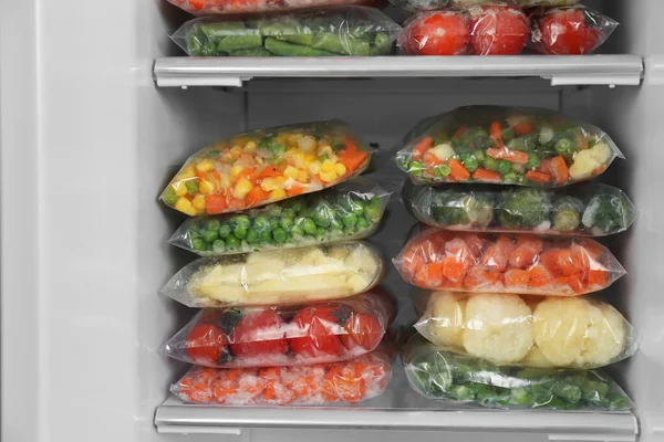 Bolsas Plástico Con Diferentes Verduras Congeladas Nevera —  Fotos de Stock