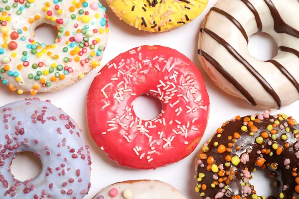 Deliciosos Donuts Envidraçados Fundo Branco Flat Lay — Fotografia de Stock
