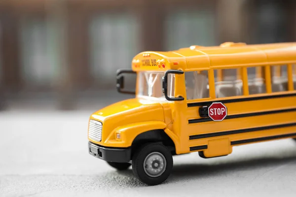 Żółty Autobus Szkolny Zabawki Przed Niewyraźne — Zdjęcie stockowe
