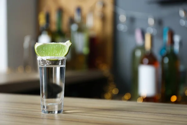 Tequila Messicana Con Sale Fetta Lime Sul Bancone Del Bar — Foto Stock