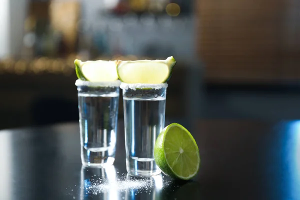 Tequila Mexicana Com Fatias Sal Limão Mesa Preta Bar — Fotografia de Stock