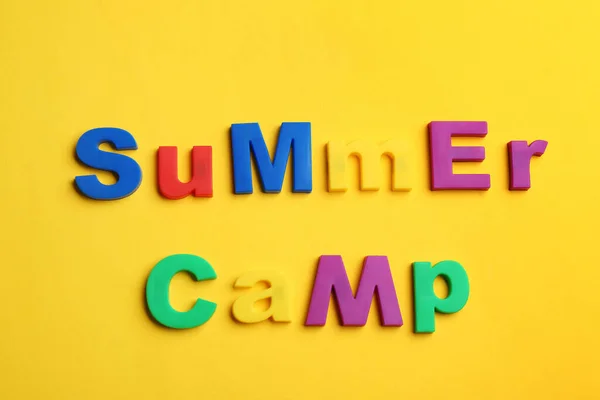 Frase Summer Camp Feita Com Letras Ímã Sobre Fundo Amarelo — Fotografia de Stock