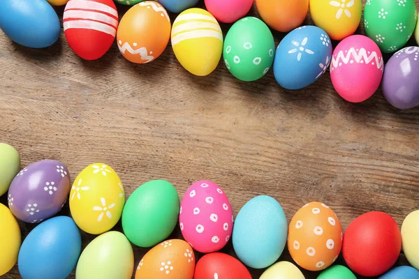 Ahşap Arka Planda Renkli Paskalya Yumurtalarından Yapılmış Bir Çerçeve Metin — Stok fotoğraf