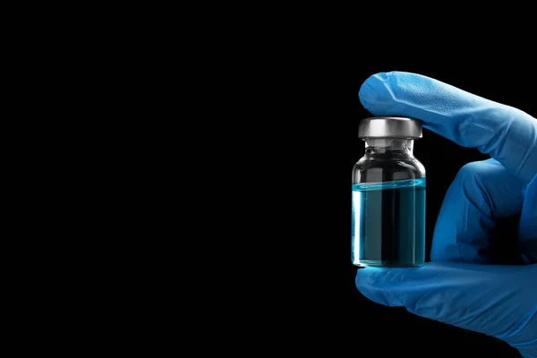 医生用黑色背景 特写镜头和文字空间保存药瓶 疫苗和免疫接种 — 图库照片