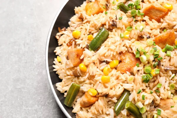 Delicioso Pilaf Arroz Com Frango Legumes Mesa Cinza Claro Close — Fotografia de Stock