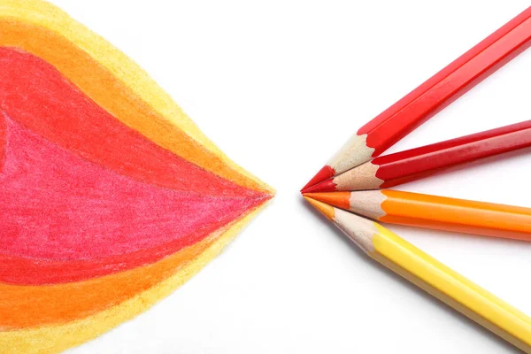 Dibujo Fuego Lápices Colores Sobre Fondo Blanco Vista Superior —  Fotos de Stock