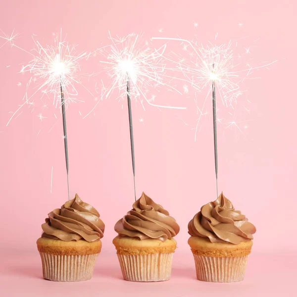 Cupcakes Cumpleaños Con Bengalas Sobre Fondo Rosa —  Fotos de Stock