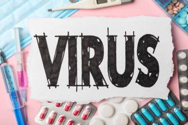 VIRUS sözcüğüyle düz kompozisyon ve pembe arka planda ilaçlar