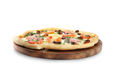 Sıcak, lezzetli deniz ürünleri pizzası, beyaz üzerine izole edilmiş.