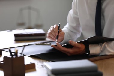 Ofiste çalışan erkek avukat, yakın plan.