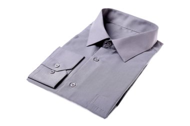 Beyazda izole edilmiş şık bir gömlek. Kuru temizleme servisi.