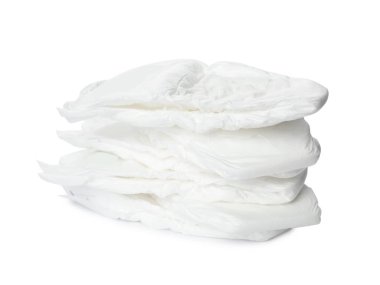 Bir yığın bebek bezi beyazda izole edilmiş.