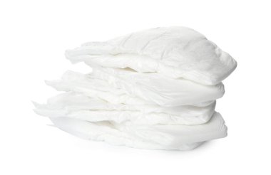 Bir yığın bebek bezi beyazda izole edilmiş.