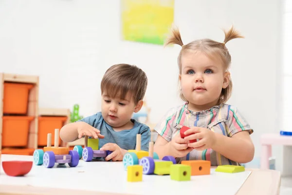 Маленькие Дети Играют Строительным Набором Столом — стоковое фото