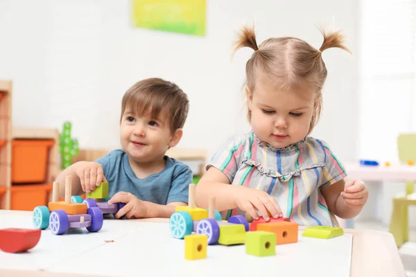 Kleine Kinderen Spelen Met Bouwpakket Aan Tafel — Stockfoto