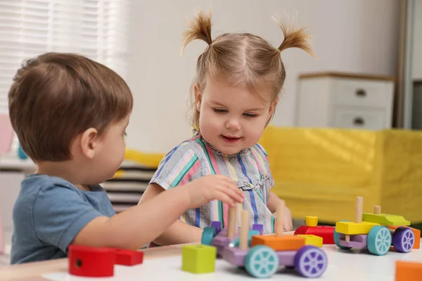 Små Barn Leker Med Bygget Dukat Vid Bordet — Stockfoto