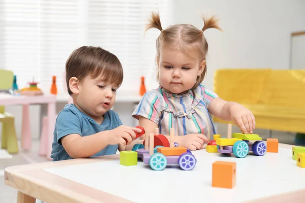 Niños Pequeños Jugando Con Construcción Puesta Mesa — Foto de Stock