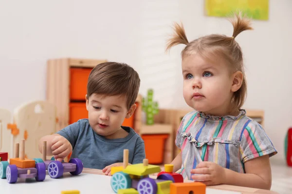 Kleine Kinder Spielen Mit Baukasten Tisch — Stockfoto