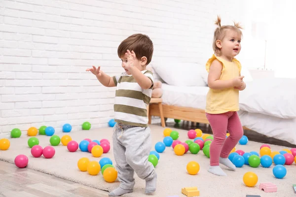 Niedliche Kleine Kinder Spielen Zusammen Hause — Stockfoto