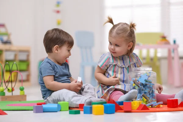 Niedliche Kleine Kinder Spielen Zusammen Auf Dem Boden Hause — Stockfoto