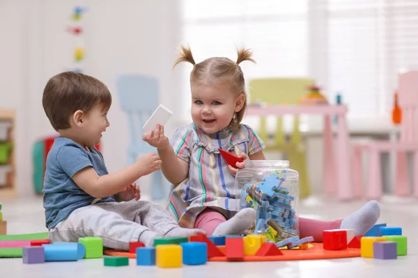 Lindos Niños Pequeños Jugando Juntos Suelo Casa — Foto de Stock