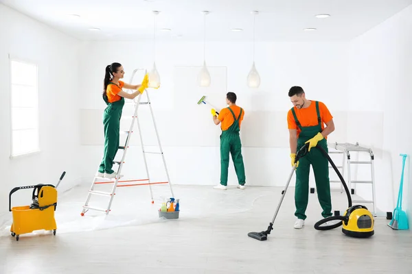 Equipe Zeladores Profissionais Sala Limpeza Após Renovação — Fotografia de Stock