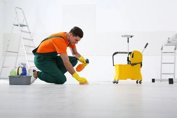 Profesjonalne Sprzątanie Podłogi Woźnego Szczotką Detergentem Remoncie — Zdjęcie stockowe