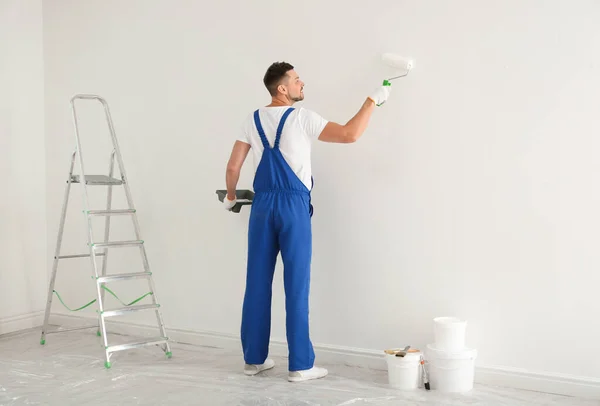 Человек Рисует Стену Белым Красителем Помещении — стоковое фото