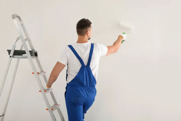 Hombre Pintando Pared Con Tinte Blanco Interior Vista Trasera — Foto de Stock