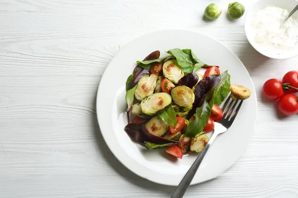 Heerlijke Salade Met Geroosterde Spruitjes Witte Houten Tafel Plat Gelegd — Stockfoto
