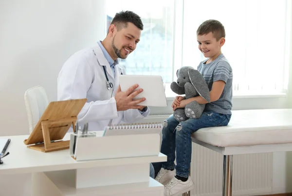 Médecin Des Enfants Travaillant Avec Petit Patient Clinique — Photo