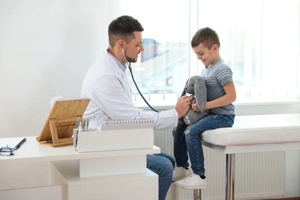 Médico Infantil Trabalhando Com Pouco Paciente Clínica — Fotografia de Stock
