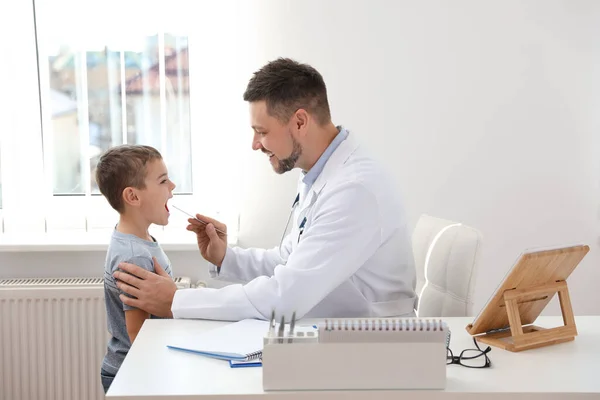 Kinderarts Die Keel Van Een Kleine Patiënt Onderzoekt Een Kliniek — Stockfoto