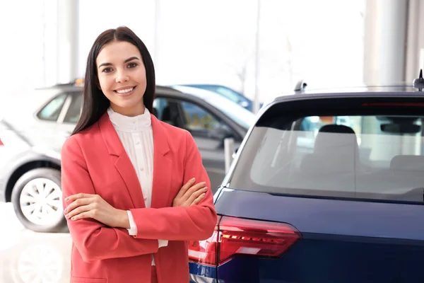 Feliz Joven Vendedora Salón Coches Modernos —  Fotos de Stock