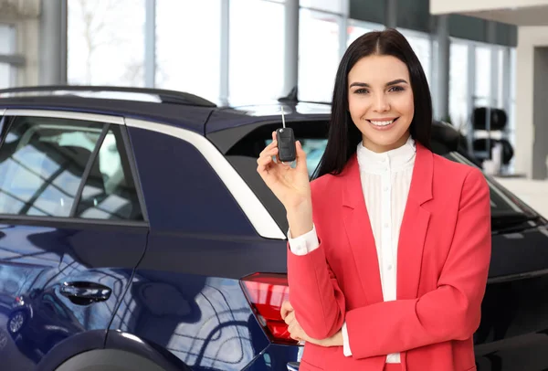 Satış Elemanı Arabanın Yanında Anahtarı Olan Kadın — Stok fotoğraf