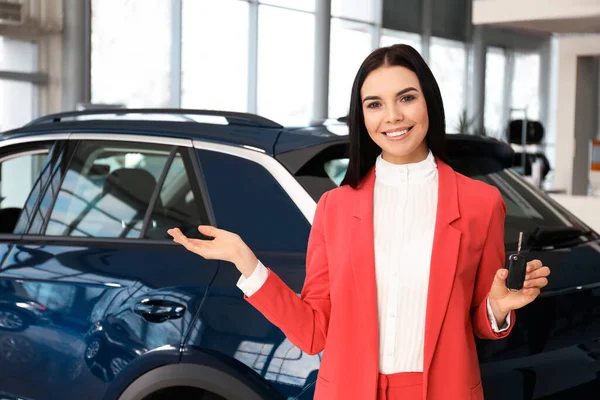 Vendedora Con Llave Cerca Coche Concesionaria —  Fotos de Stock