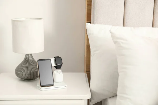 Verschiedene Geräte Laden Auf Wireless Pad Schlafzimmer — Stockfoto